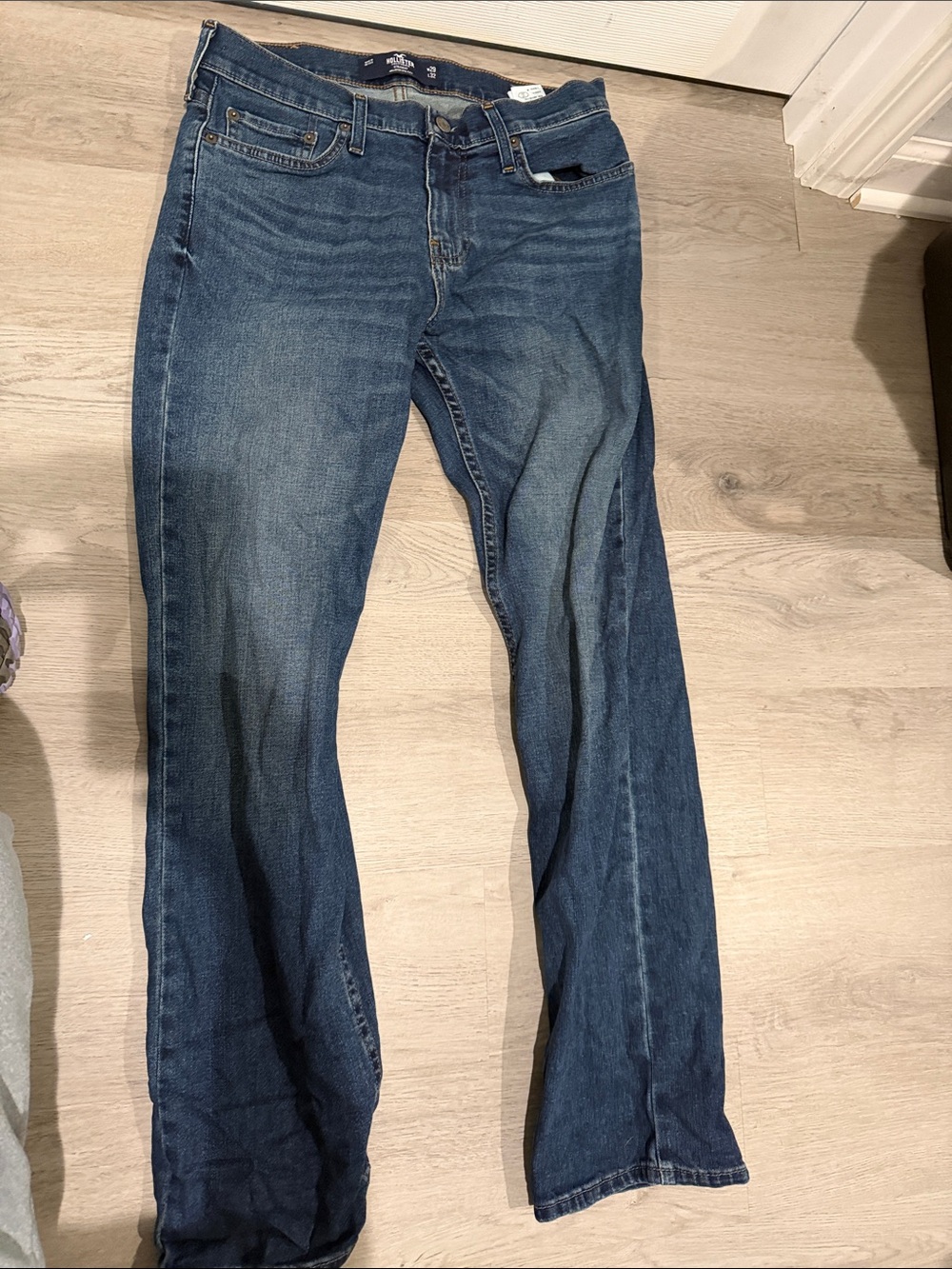Hollister Men's Straight-Leg Jeans in Indigo Blue